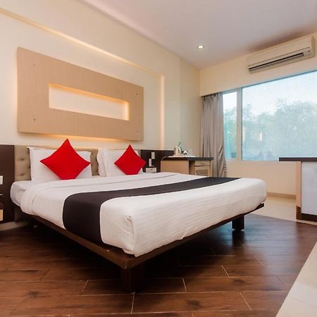 Hotel Capitol Thane Buitenkant foto