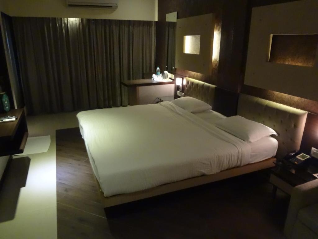 Hotel Capitol Thane Buitenkant foto
