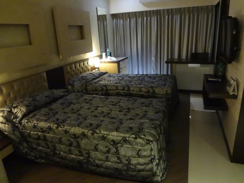 Hotel Capitol Thane Buitenkant foto