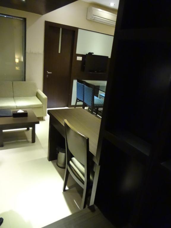 Hotel Capitol Thane Buitenkant foto
