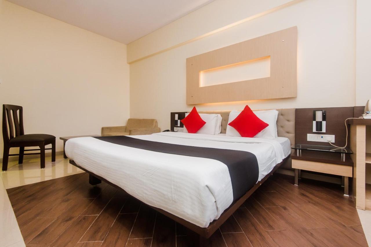 Hotel Capitol Thane Buitenkant foto