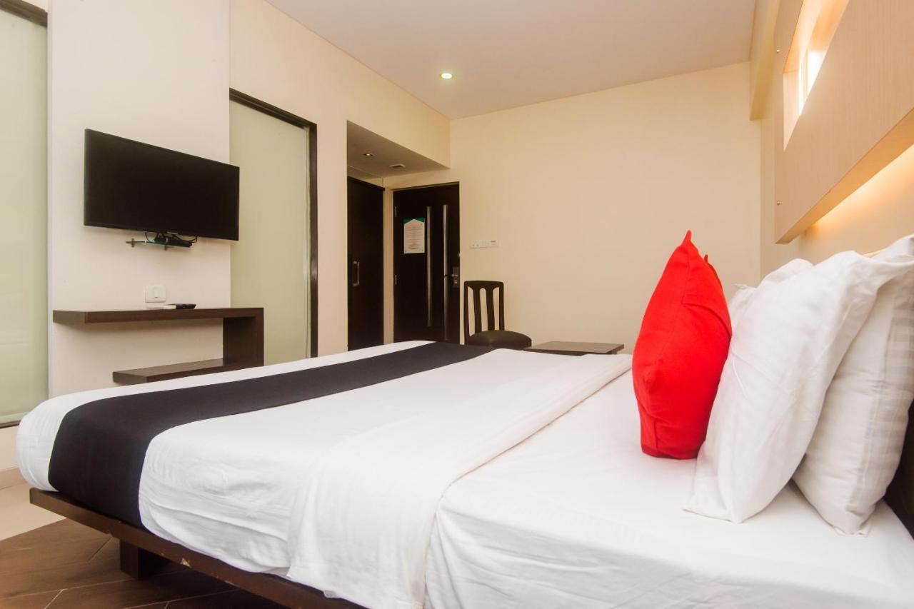 Hotel Capitol Thane Buitenkant foto