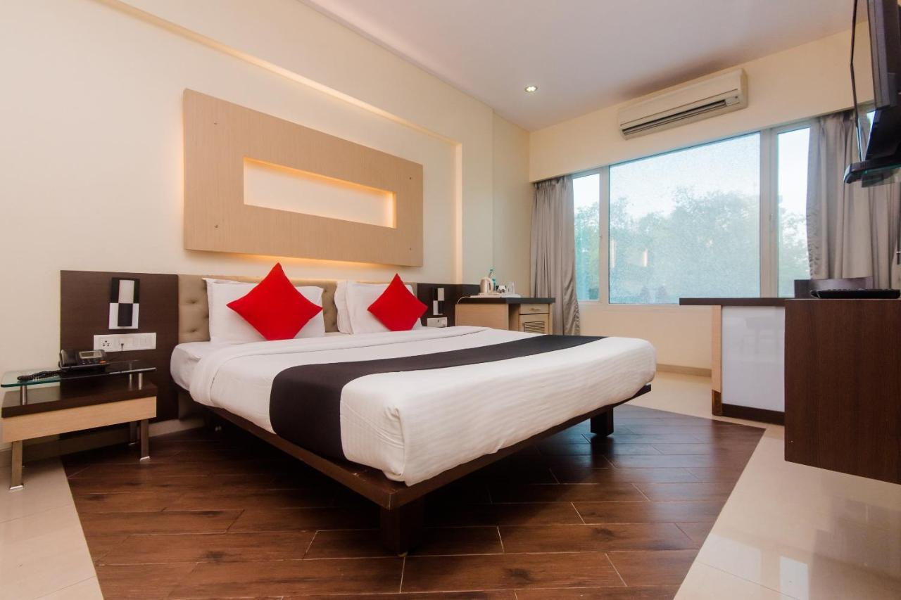 Hotel Capitol Thane Buitenkant foto