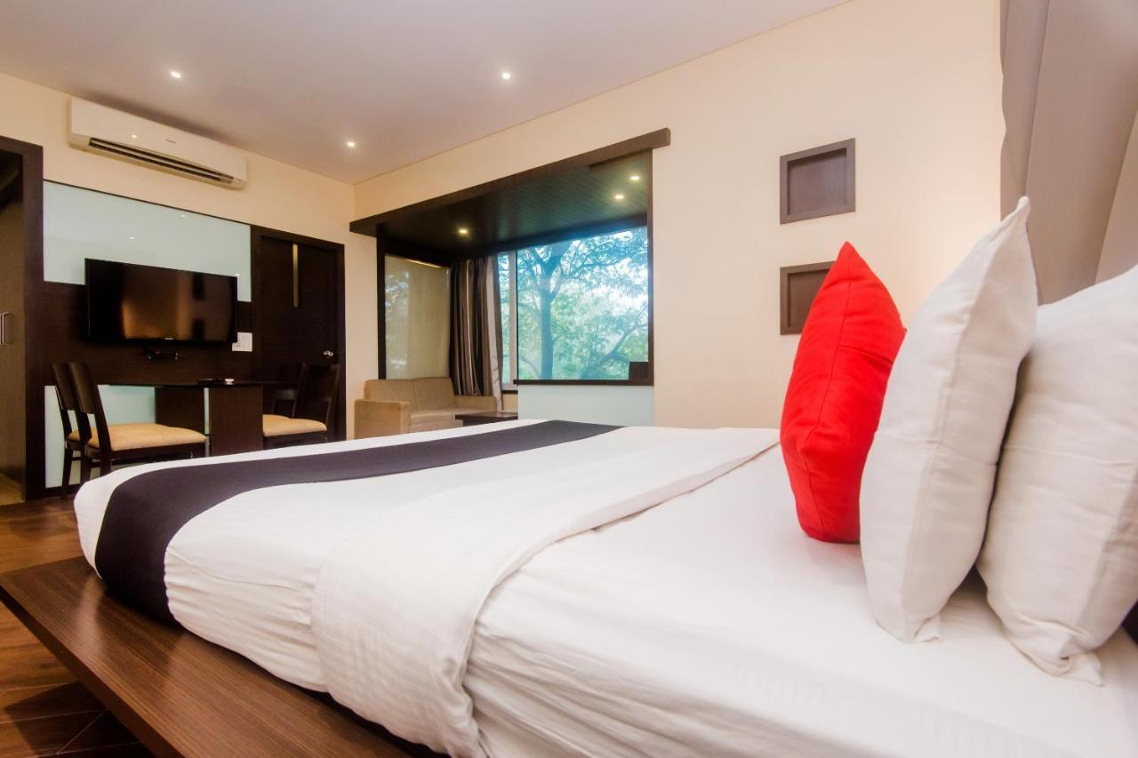 Hotel Capitol Thane Buitenkant foto