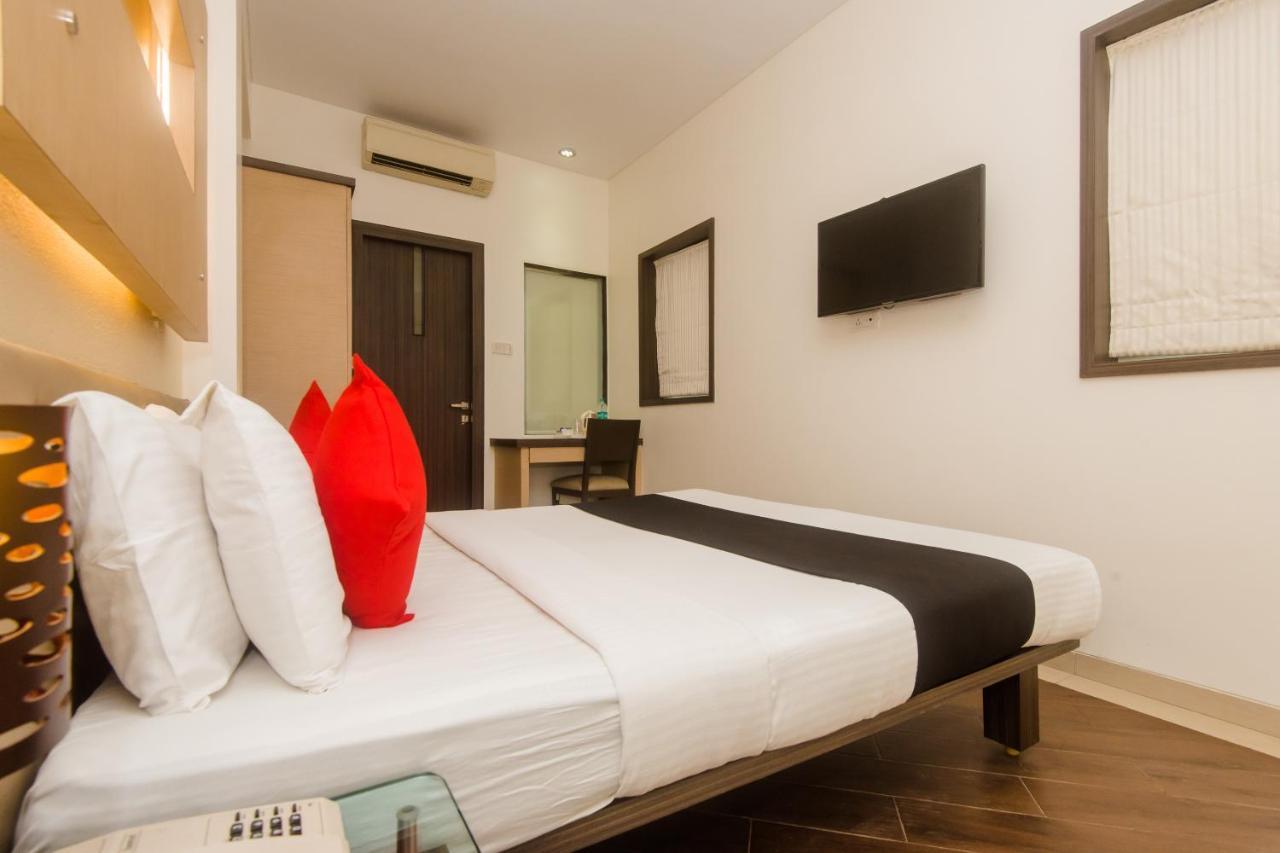 Hotel Capitol Thane Buitenkant foto