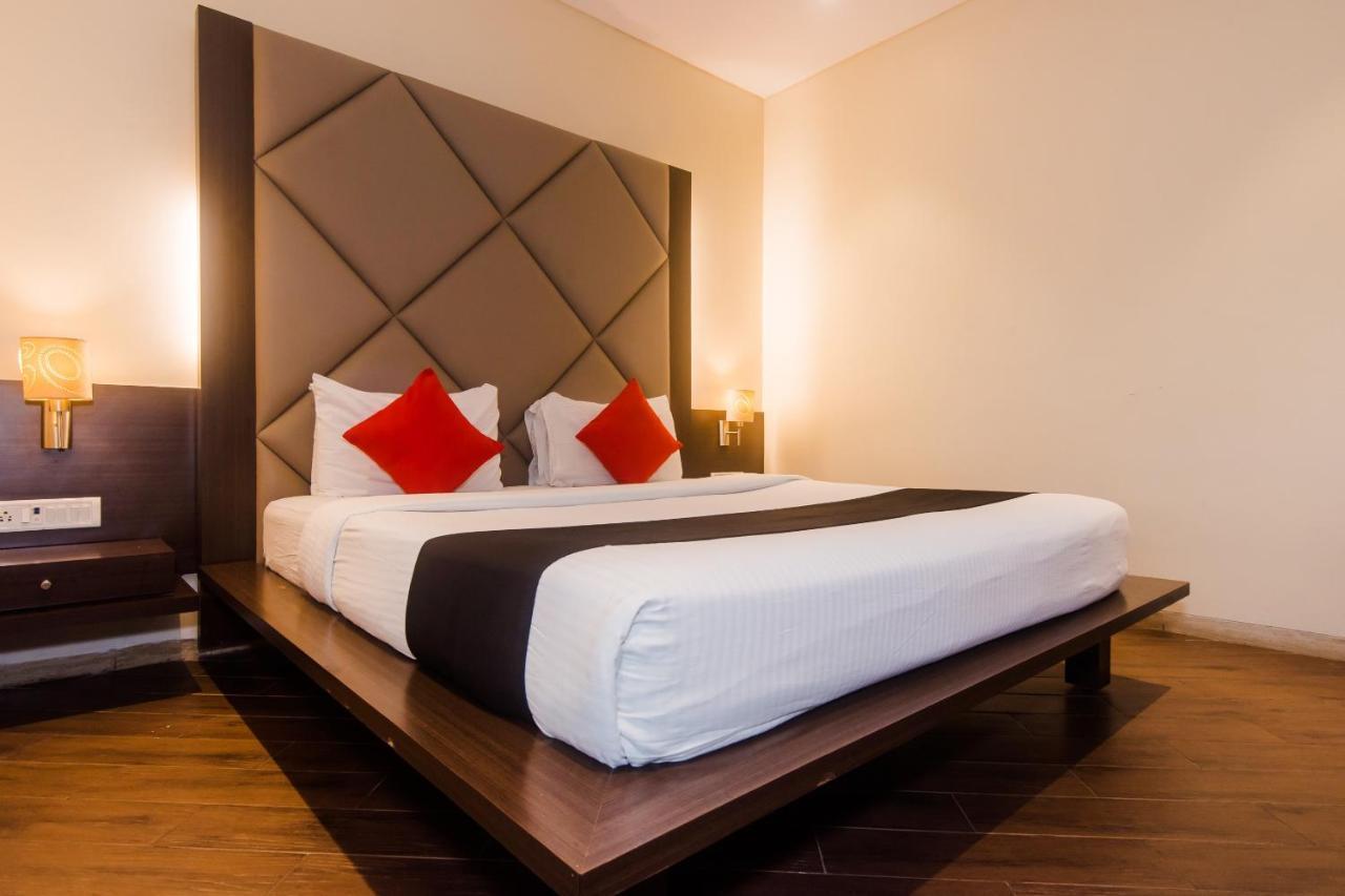 Hotel Capitol Thane Buitenkant foto